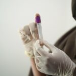 Probówka z próbką krwi w laboratorium