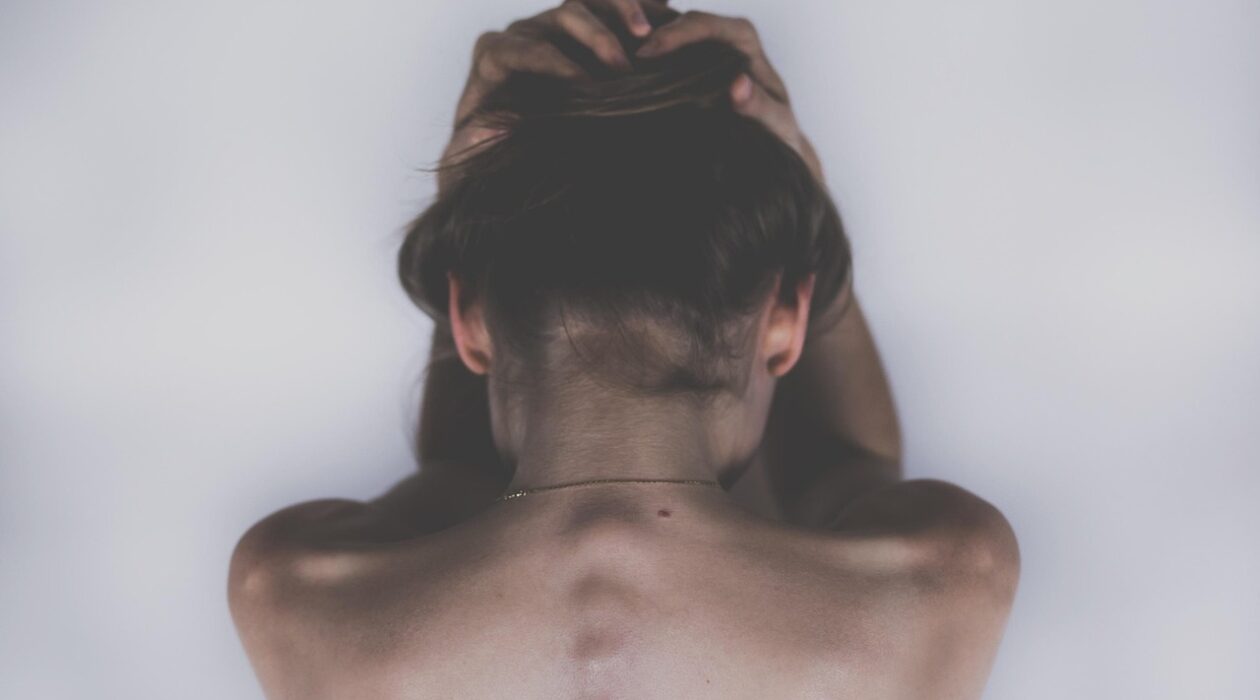 Kobieta z bólem pleców — niespecyficzne objawy endometriozy