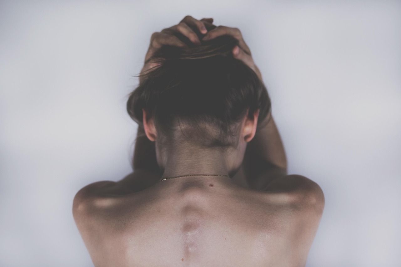Kobieta z bólem pleców — niespecyficzne objawy endometriozy